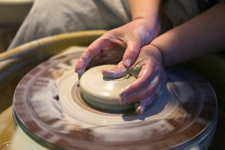 Terre Sacrée Céramique - Tournage - Mine d'Art en Provence